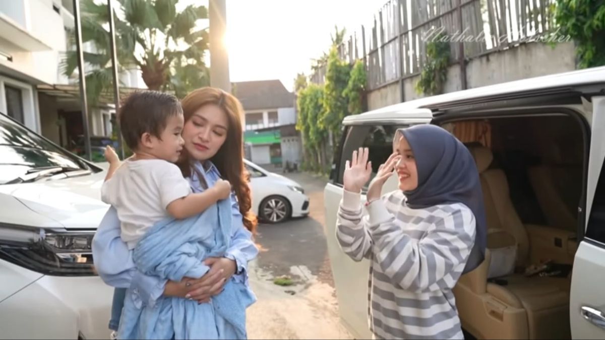 10 Potret Putri Delina Gagal Ajak Baby Adzam Jalan-jalan, Sudah Pergi tapi Balik Lagi ke Rumah Nathalie Holscher