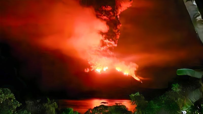 Gunung Ruang Tiga Kali Erupsi Eksplosif, Penduduk Dievakuasi dengan Perahu dan Kapal Feri