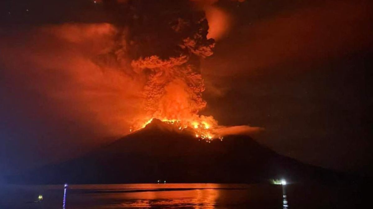 FOTO: Penampakan Erupsi Gunung Ruang Sulawesi Utara Setelah 22 Tahun Tertidur