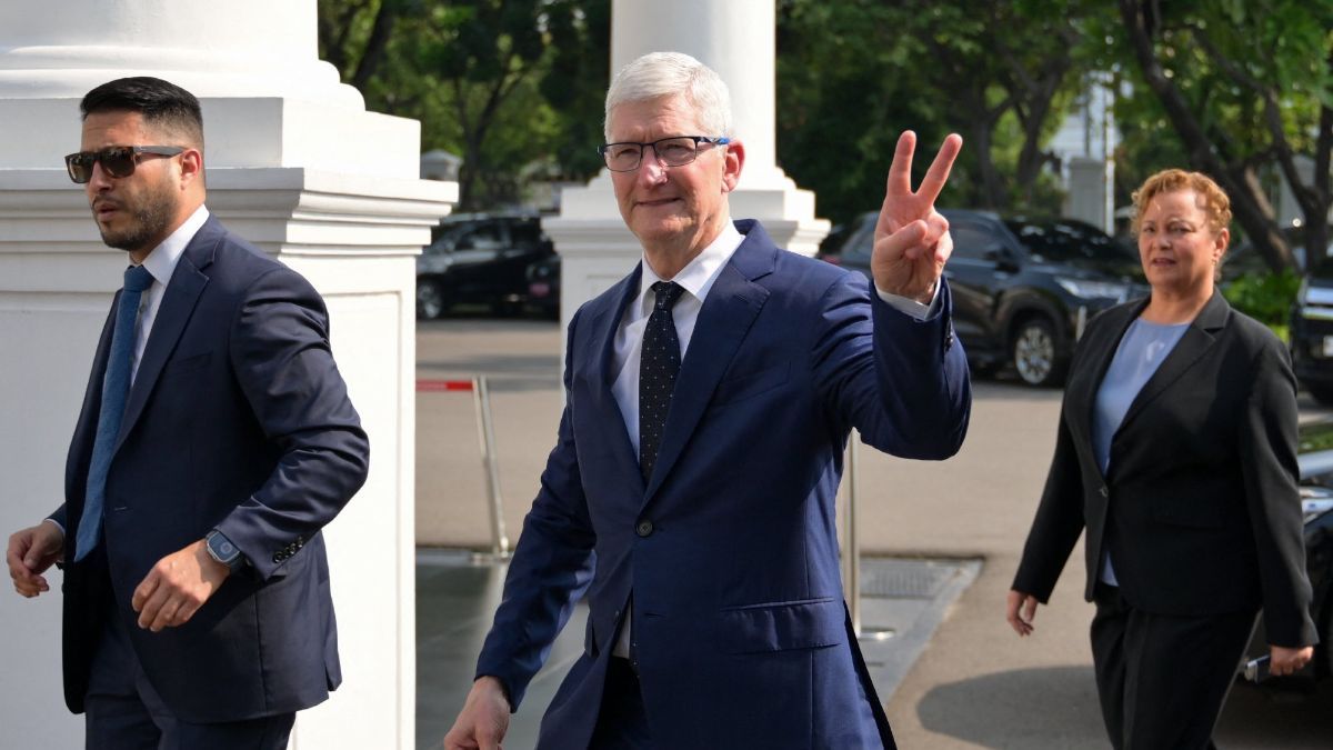 FOTO: Gaya CEO Apple Tim Cook Bertemu Jokowi, Tampil Rapi hingga Acungkan 2 Jari