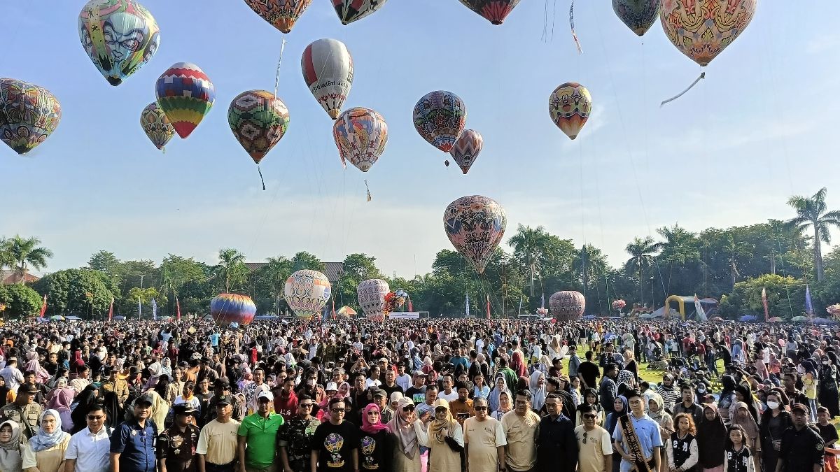 Penampakan 15 Balon Terbang di Jalur Penerbangan Terpadat Kawasan Pekalongan