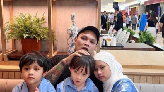 7 Foto Kehangatan Virgoun Bersama Ketiga Buah Hatinya Usai Pisah Dari Inara Rusli