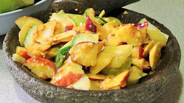 5 Resep Rujak Buah Bumbu Kacang, Enak dan Segar