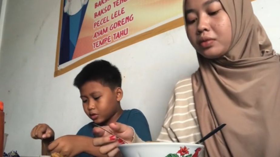 Beri Kejutan Adik Handphone Baru, Aksi Manis Kakak Perempuan Ini Banjir Perhatian