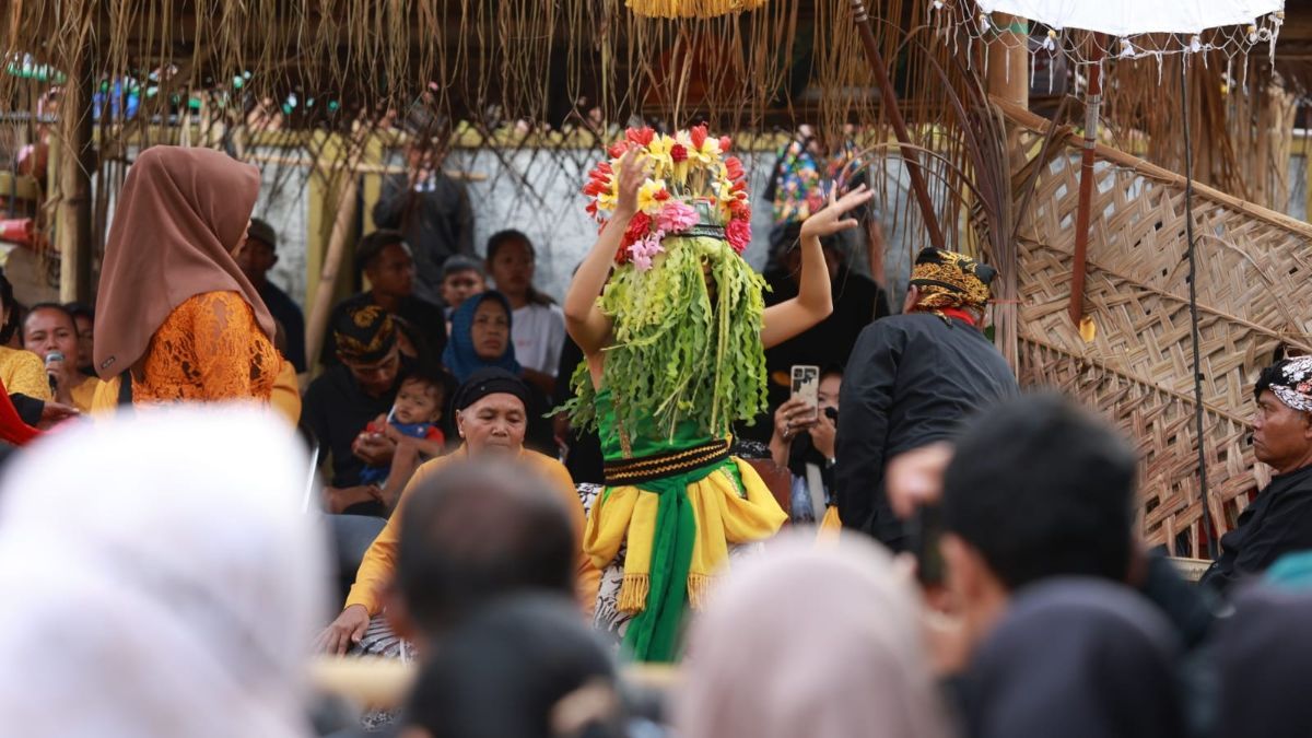 Digelar Sepekan, Ritual ‘Seblang Olehsari’ Ramai Dipadati Pengunjung