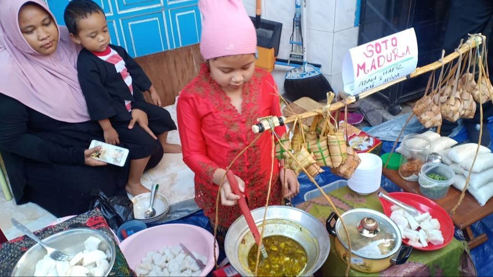 Keseruan Riyoyo Kupat Mini di Surabaya, Anak-anak Jual Aneka Makanan Minuman Bisa Dibeli Tanpa Uang