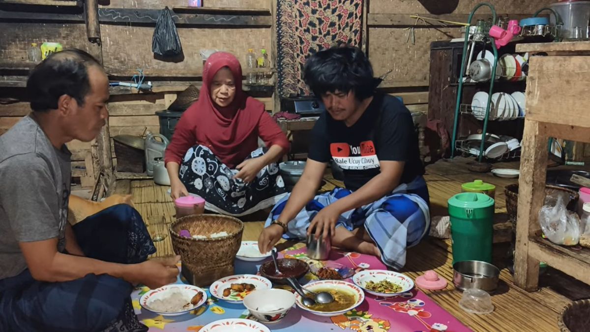 Menjadi Artis Terkenal, Momen Ucuy Buka Puasa dan Sahur Barang Ortu yang Begitu Sederhana di Rumah Panggung