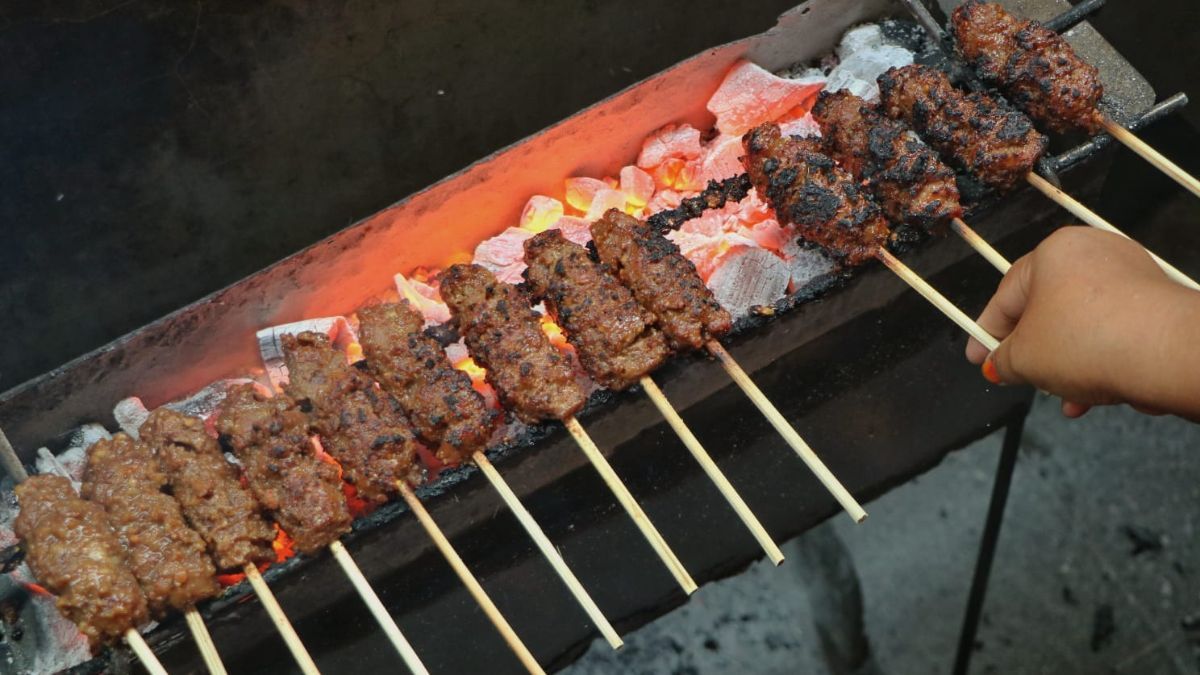 Mencicipi Sate Sapi Bumbu Kacang Pedas Legendaris di Mojokerto, Tak Pernah Sepi Pembeli sejak 50 Tahun Silam