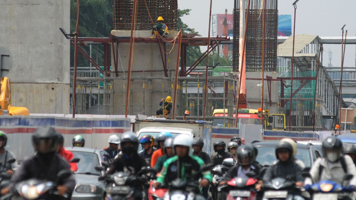 FOTO: Memantau Pembangunan Tiang-Tiang Penyangga Jalur LRT Jakarta Velodrome-Manggarai