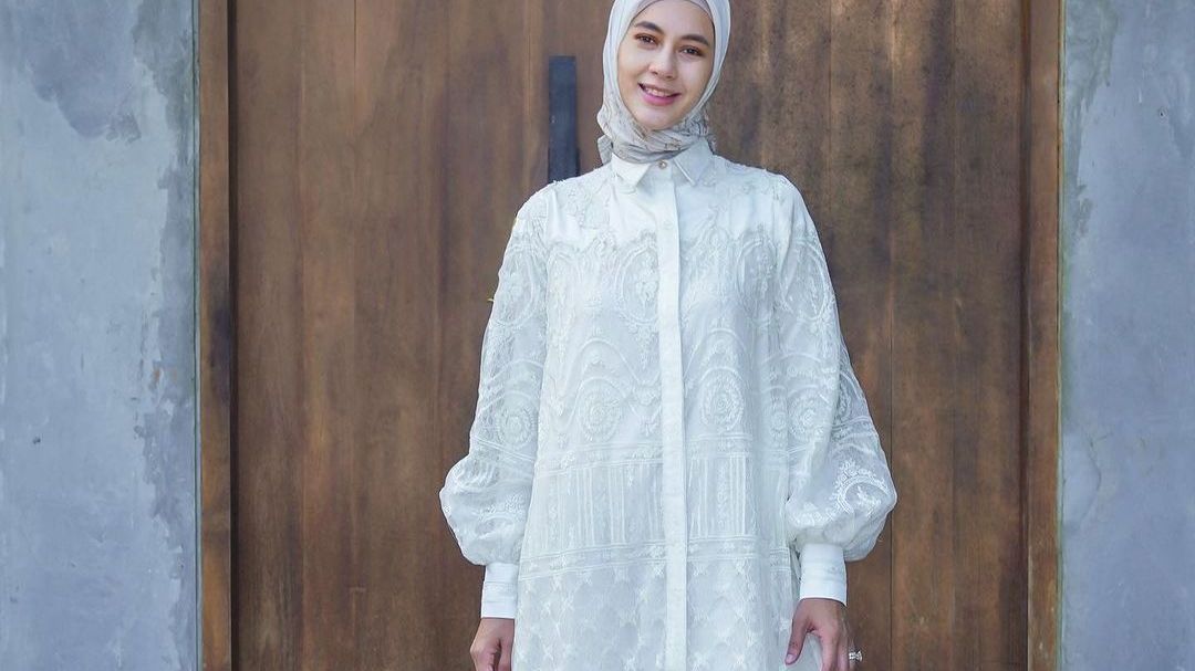 Foto-foto Terbaru Paula Verhoeven yang Makin Mantap Berhijab, Penampilannya Adem Banget