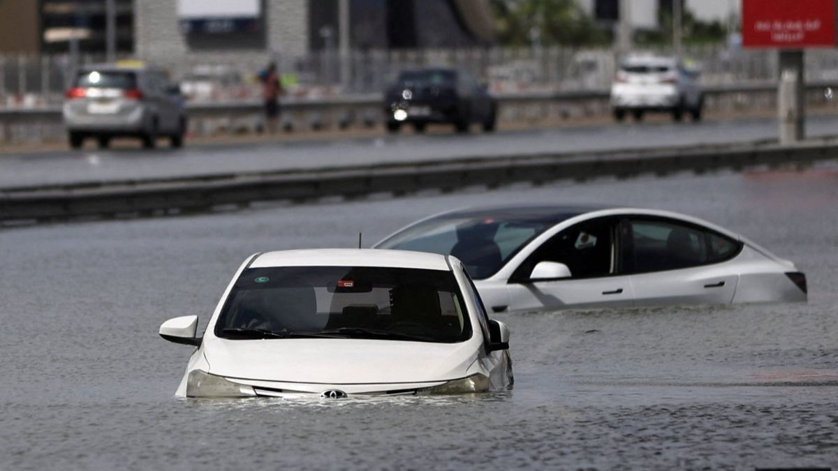 FOTO: Penampakan Mobil-Mobil Terendam Banjir Langka di Dubai Usai Hujan Paling Ekstrem dalam 75 Tahun