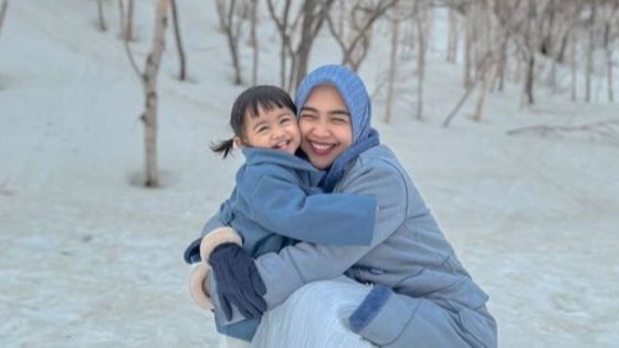 Seru Nikmati Salju, 8 Foto Ria Ricis Ajak Baby Moana Liburan Berdua ke Jepang