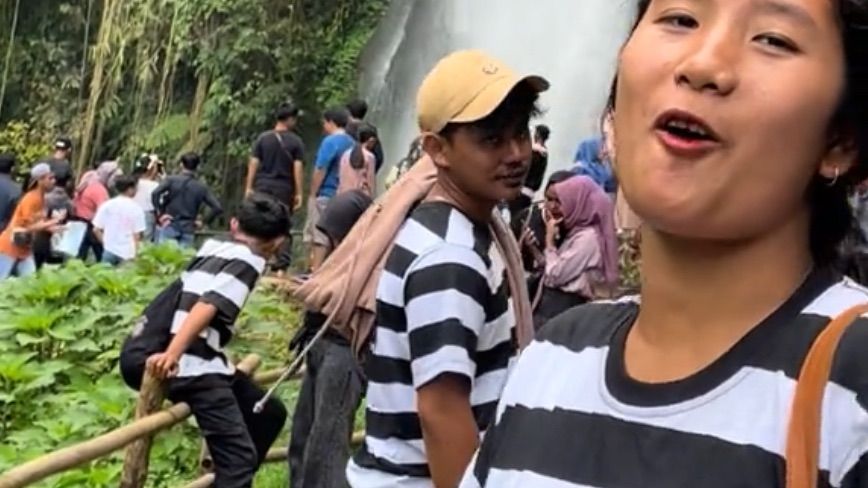 Niat Tampil Fashionable, Perempuan Ini Justru Kembaran Baju dengan Banyak Pengunjung Tempat Wisata