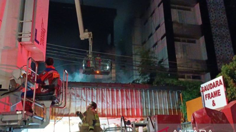 Kebakaran Hebat Ruko Frame di Mampang Prapatan, Api Baru Bisa Padam Jelang Subuh & 5 Orang Luka Bakar