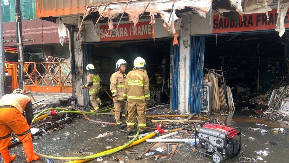 Paniknya Warga Sekitar TKP Kebakaran Mampang Prapatan Dengar Ledakan Sampai Buru-Buru Tutup Toko