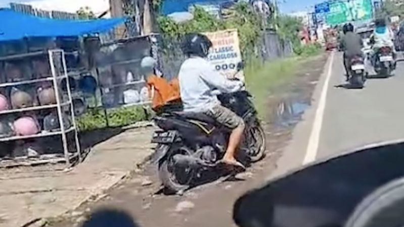 Ketahuan Polisi Lawan Arah, Pemotor Ini Pura-pura Beli Helm Padahal Sudah Pakai Helm ‘yang Begitu Saya Sudah Hafal’