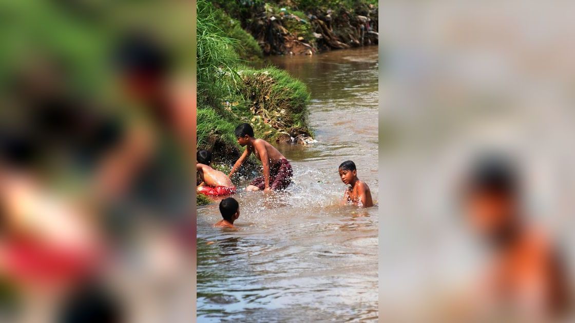 FOTO: Wajah Asli Ciliwung Setelah Sebelumnya Nyaris Kerontang Akibat Kemarau, Kini Kembali Jadi Tempat Berenang Anak-Anak