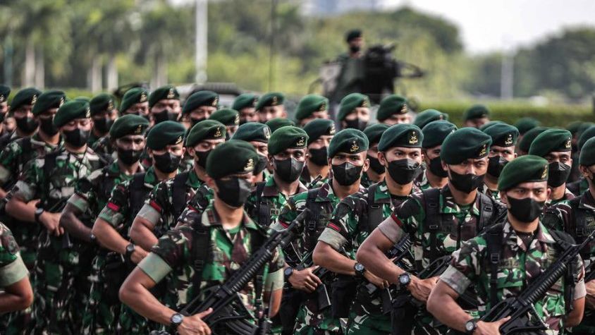 Momen Polisi Militer Tiba-Tiba Dapat Diskon 100% saat Beli Baju, Nasibnya Hoki Ternyata karena Ini