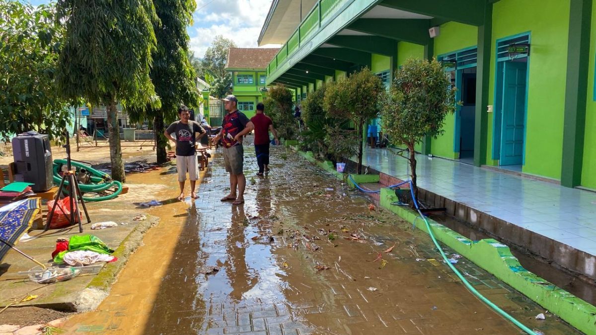 Kondisi Sekolah MAN di Desa Munjungan Trenggalek Usai Banjir Menerjang, Dipenuhi Lumpur Tebal