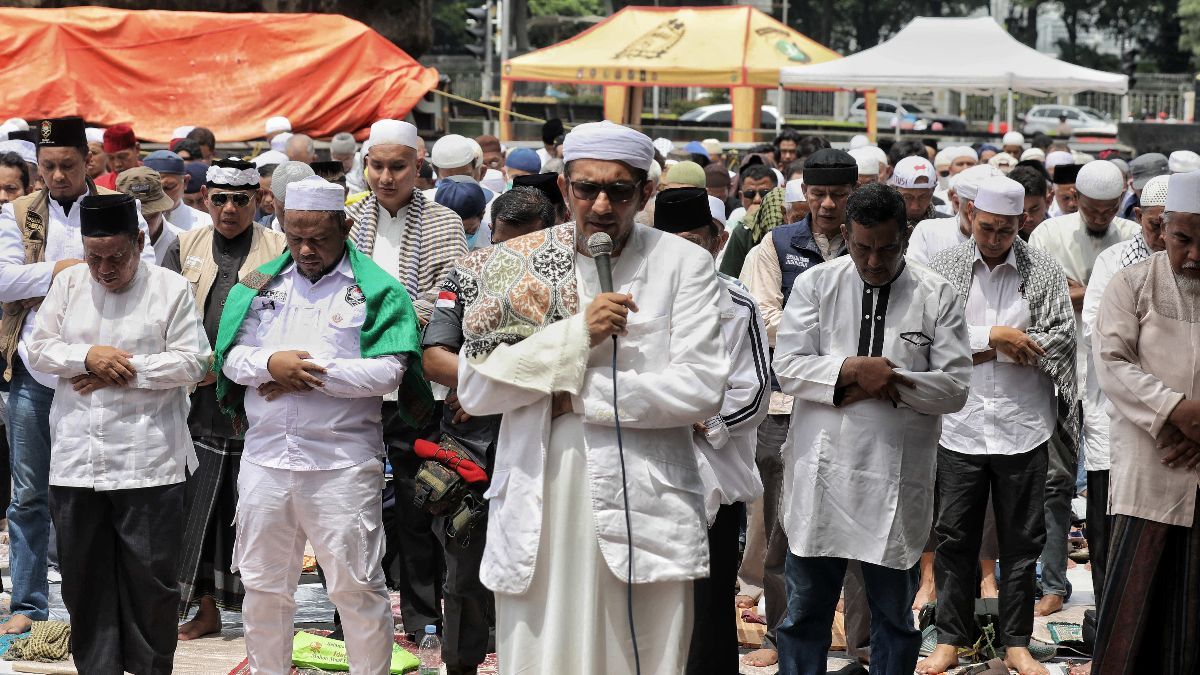 FOTO: Momen Pengunjuk Rasa Tuntut MK Adil Putuskan Sengketa Pilpres Gelar Salat Jumat di Patung Kuda