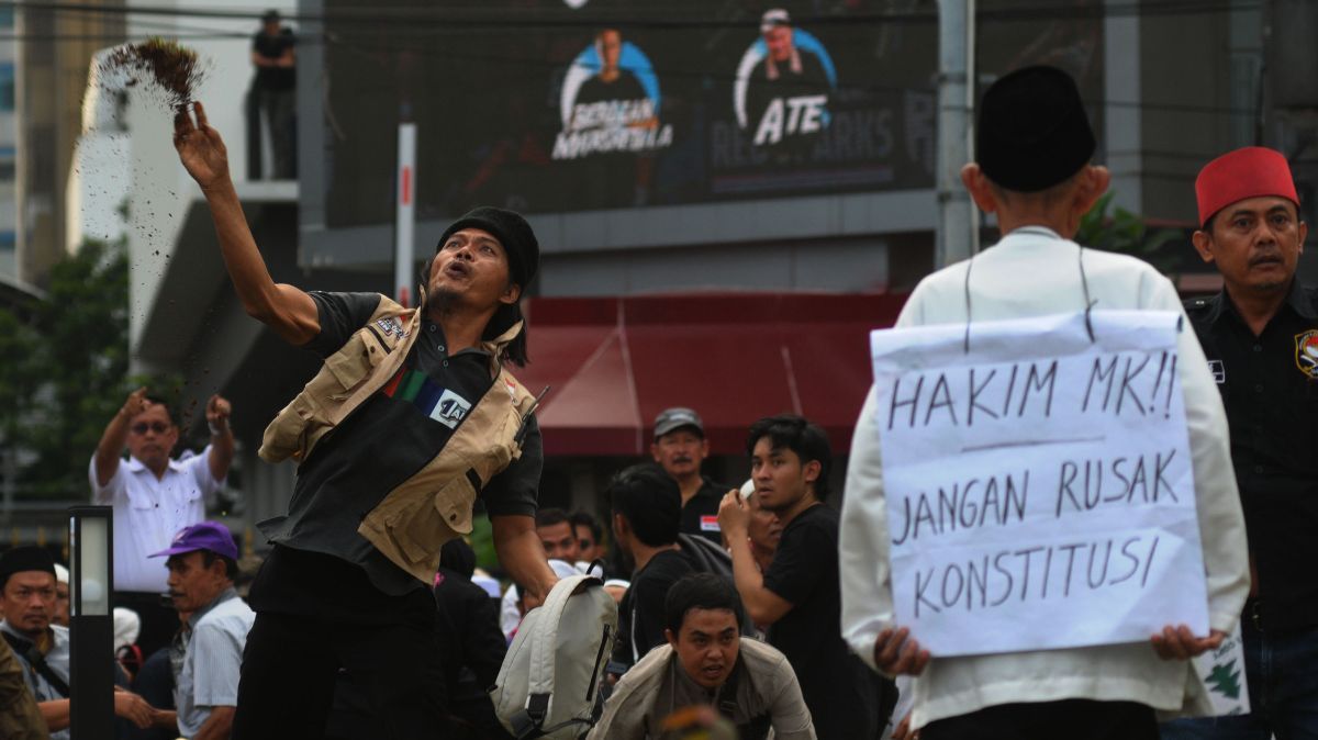 FOTO: Panas, Ricuh Dua Kelompok Pengunjuk Rasa Warnai Demo MK di Patung Kuda