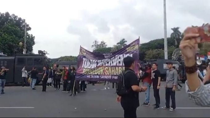 VIDEO: Orasi Keras Pendemo Depan MK, Singgung Pesan Rasul Soal Hakim Hingga Anies Baswedan