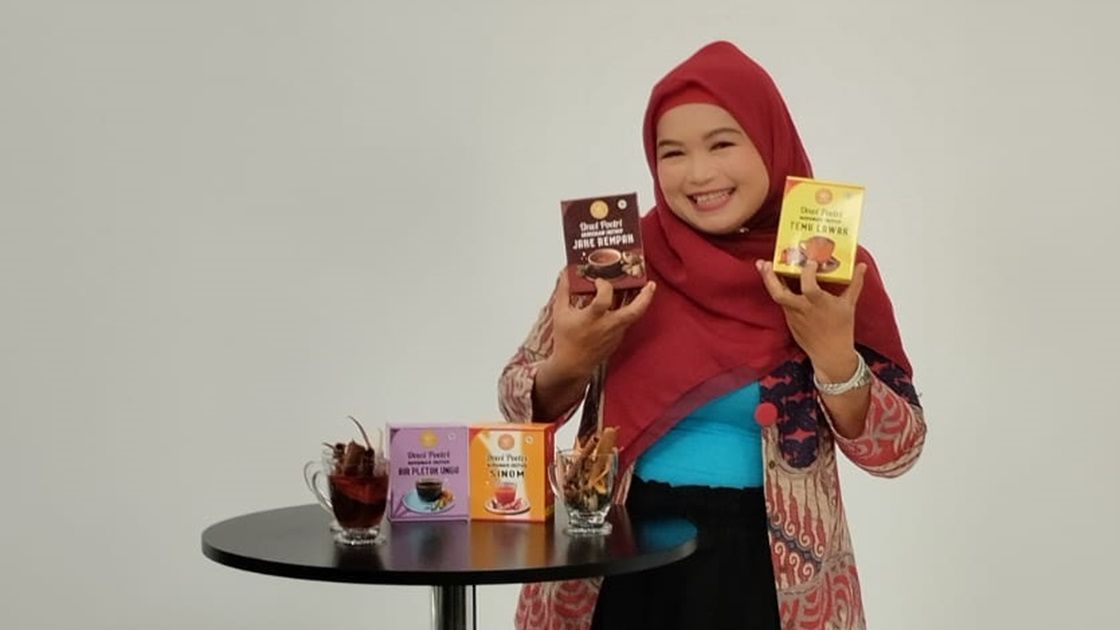 Berkat Modal Pinjam PNM Mekaar, Dewi Sukses Lambungkan Bisnis Minuman Kesehatan