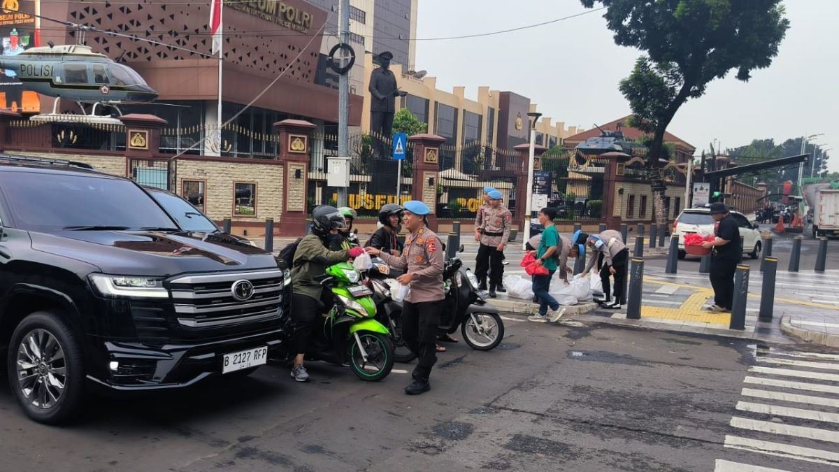 Momen Polri dan Awak Media Bagikan Takjil ke Kaum Duafa dan Tukang Parkir