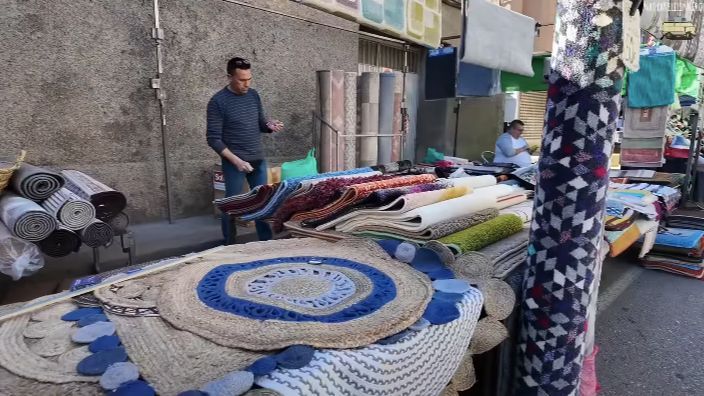 ⁠⁠Mirip di Indonesia, Potret Pasar Tradisional di Spanyol Digelar di Pinggir Jalan Harganya Murah Meriah