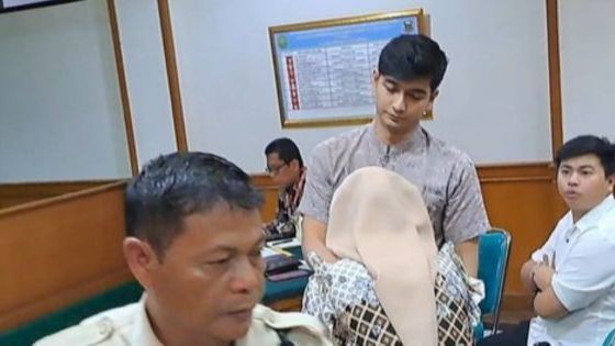 8 Foto Ria Ricis Saat Kembali Cium Tangan Teuku Ryan di Ruang Persidangan