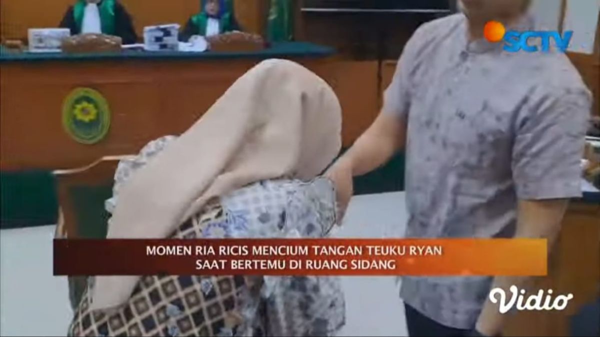 Momen Ria Ricis Cium Tangan Teuku Ryan Sebelum Sidang Cerai, Ekspresi Sang Suami Disorot