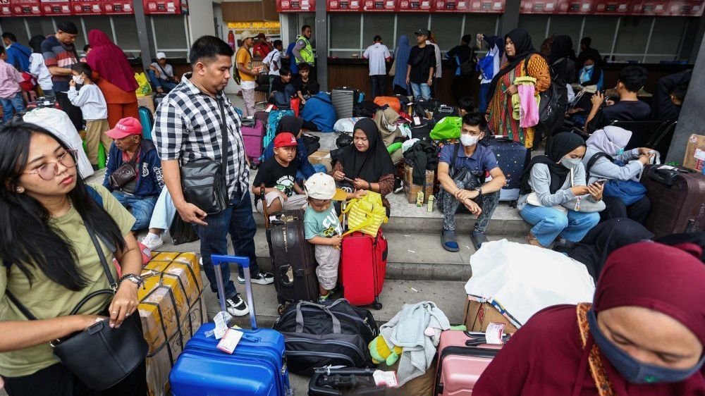 FOTO: Mudik Lebih Awal untuk Hindari Macet, Calon Penumpang Mulai Memadati Terminal Kalideres