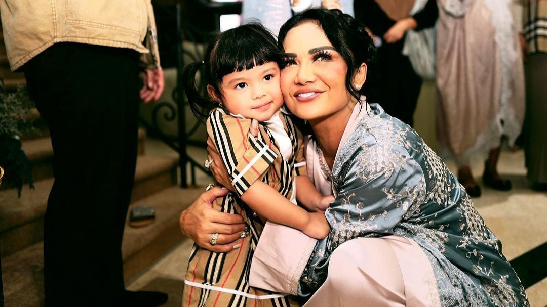 Potret Kris Dayanti Momong Cucu-cucunya Sepulang Kerja, Ekspresi Lucu Baby Azura Bikin Salfok