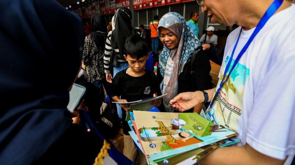 FOTO: Kemendikbudristek Ajak Anak-Anak Membaca Buku untuk Mengurangi Bosan Saat Menunggu Bus di Terminal