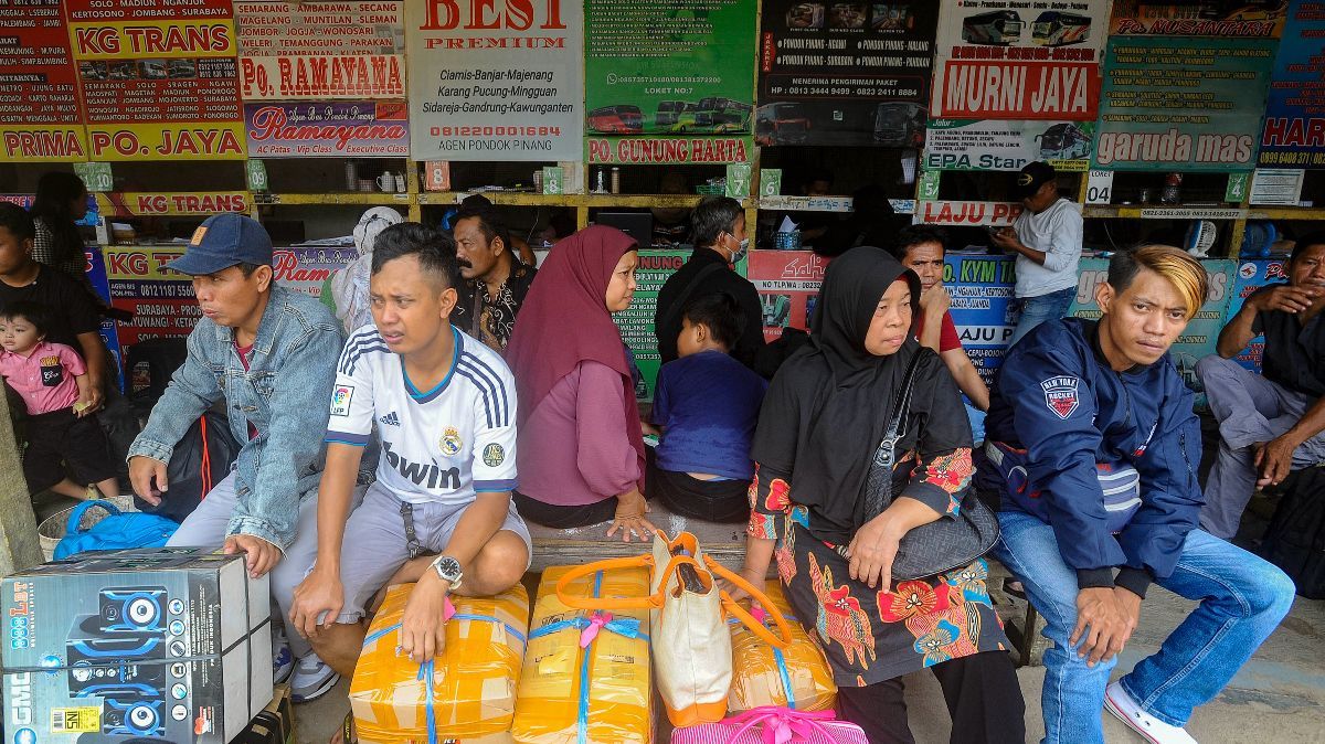 FOTO: H-8 Lebaran, Warga Ramai-Ramai Mudik Lebih Awal untuk Hindari Kemacetan dan Tiket Mahal