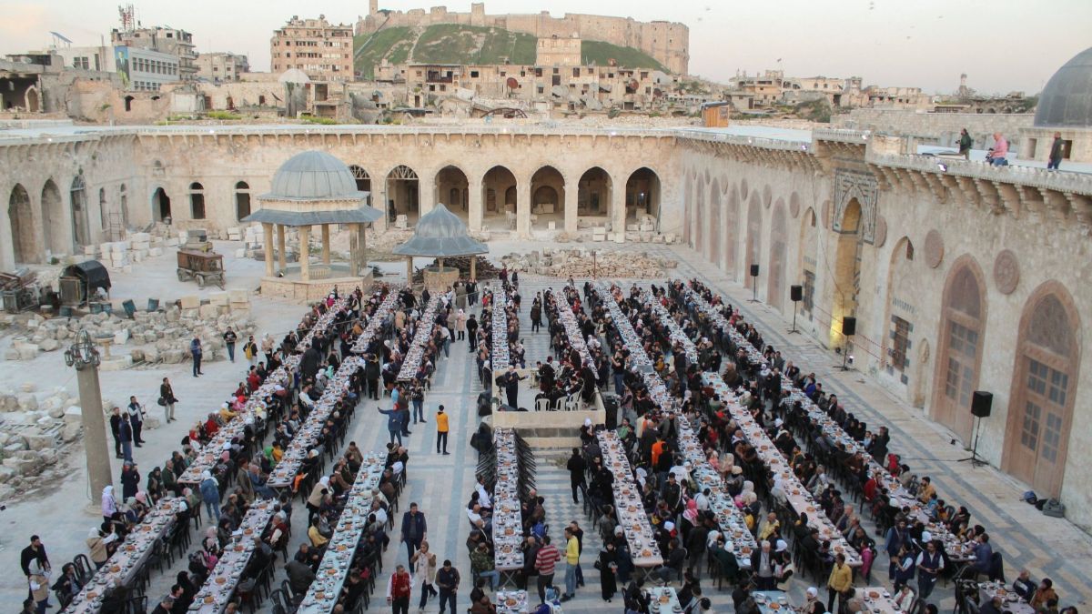 FOTO: Potret Ribuan Warga Suriah Berbuka Puasa di Tengah Keagungan Masjid Umayyah Aleppo