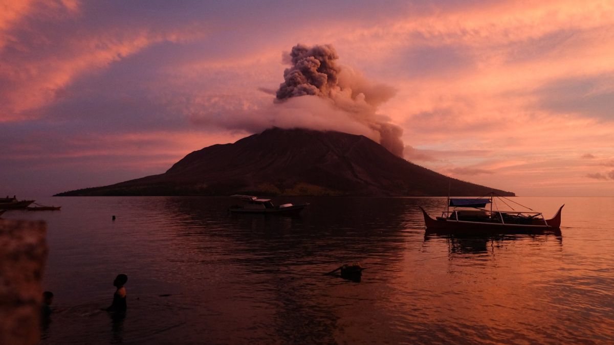 FOTO: Momen Erupsi Gunung Ruang Jadi Tontonan Warga