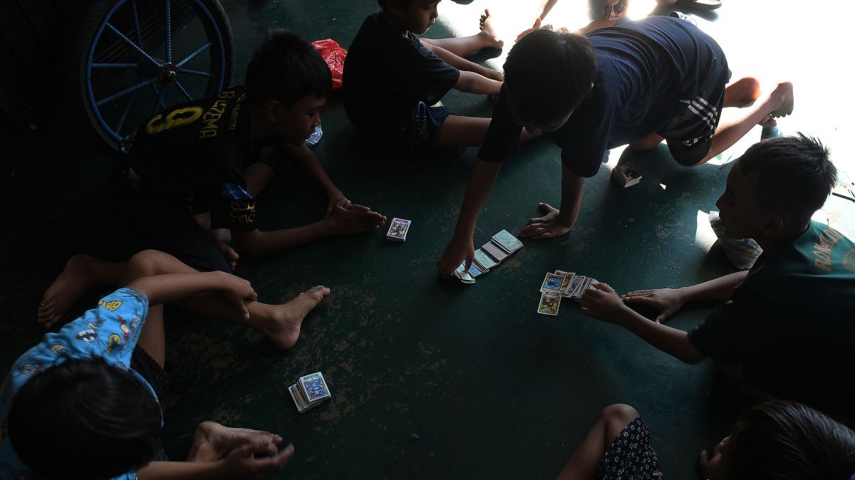 FOTO: Potret Keseruan Anak-Anak Main Kartu Gambar Bikin Generasi 90-an Nostalgia