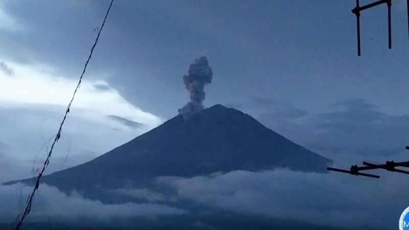 Gunung Semeru Erupsi dengan Letusan Abu Setinggi 1,5 Km