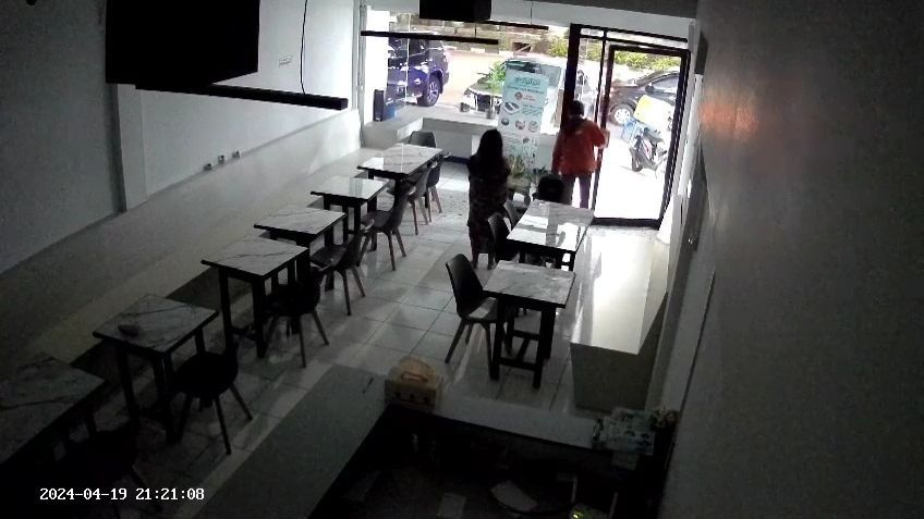 Terekam CCTV, Ini Penampakan Pria Berjaket Oranye Diduga Pelaku Pembunuhan Wanita Hamil di Kelapa Gading