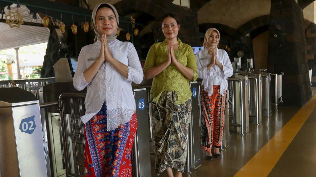 FOTO: Menyambut Hari Kartini, Karyawati Taman Impian Jaya Ancol Tampil Anggun dengan Kebaya Menyambut Pengunjung