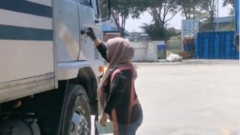 Demi Sesuap Nasi dan Keluarga, Wanita Ini Gigih Mencari Nafkah Menjadi Sopir Truk Kontainer