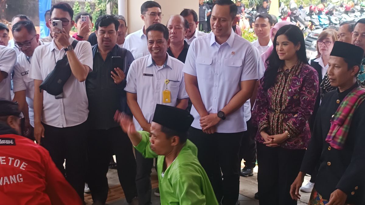 Gaya Menteri AHY Dengan Anak Buah Penuh Kehangatan Diselingi Canda Tawa