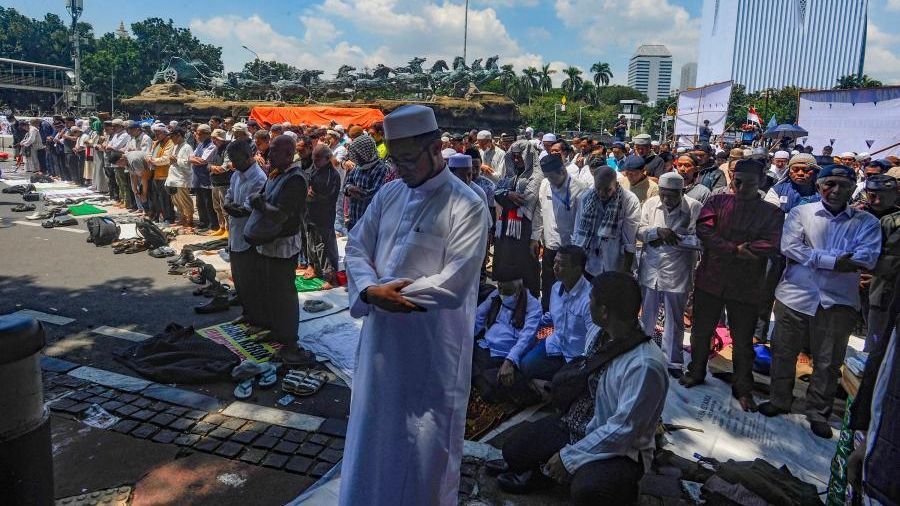 FOTO: Demo di Patung Kuda, Massa Kubu 01 dan 03 Panas-Panasan Bersujud di Tengah Sidang Sengketa Pilpres 2024