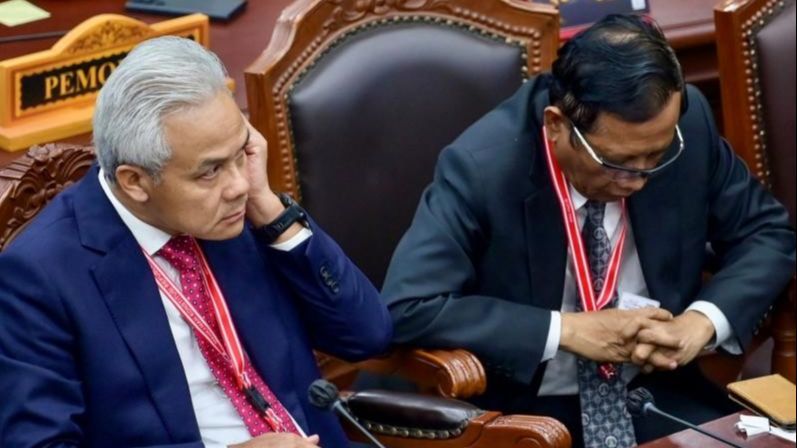 FOTO: Gerak-Gerik Ganjar Pranowo Saat Mendengar Sidang Putusan MK, Mulai dari Tersenyum sampai Lesu