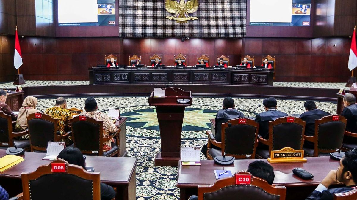 VIDEO: Hakim MK Saldi Isra Bacakan Dissenting Opinion, Singgung Sikap Jokowi