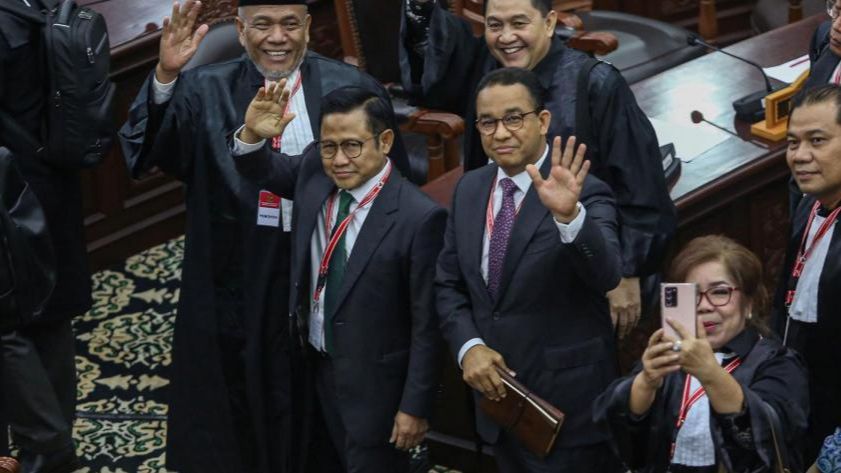 FOTO: Reaksi Anies-Muhaimin Tersenyum Tipis saat Gugatannya di Tolak MK