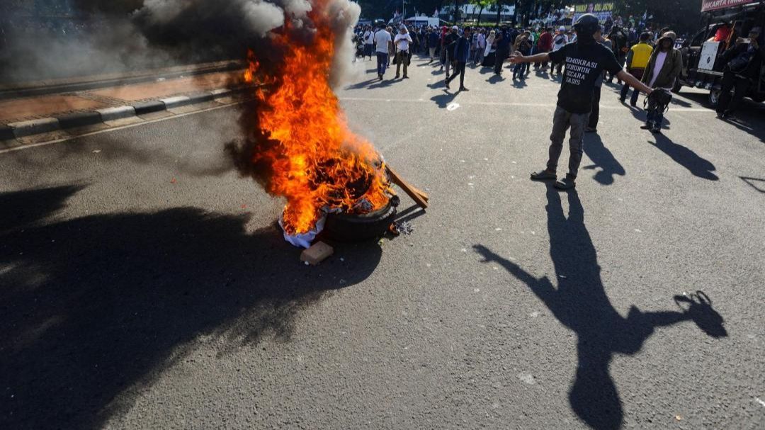 FOTO: Aksi Bakar Ban hingga Poster Warnai Demo Tolak Putusan MK di Patung Kuda