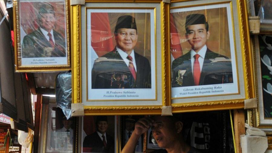 FOTO: Penampakan Bingkai Foto Presiden dan Wapres Bergambar Prabowo-Gibran Bertebaran di Pasaran Setelah MK Resmi Menolak Gugatan Pilpres