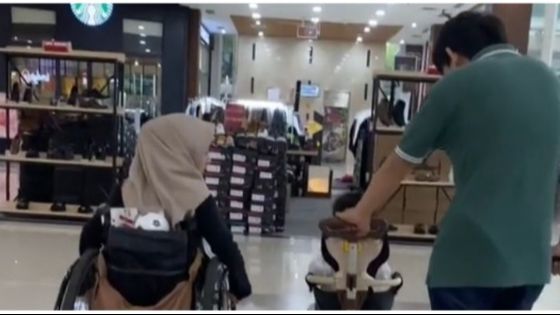 Momen Orang Tua Disabilitas Ajak Anaknya Jalan-Jalan ke Mall Ini Viral, Curi Perhatian